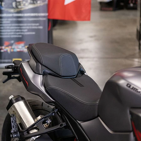 Мотоцикл QJ SRK 900 naked (серый/черный) 2026г.