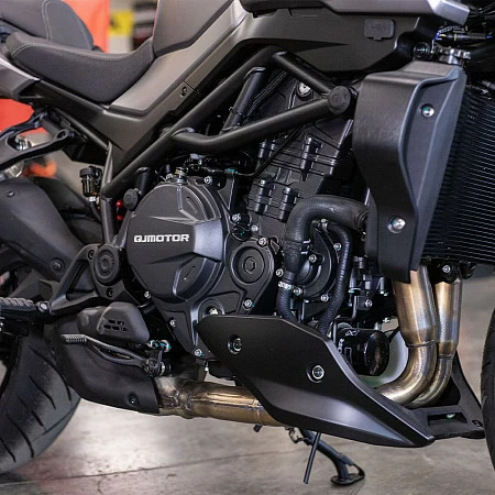 Мотоцикл QJ SRK 900 naked (серый/черный) 2026г.